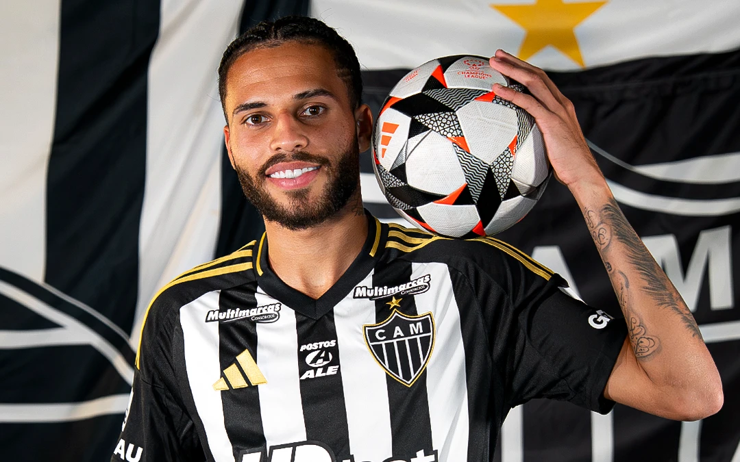 Alexsander, com a camisa do Atlético-MG (Foto: Paulo Henrique França / Atlético-MG)