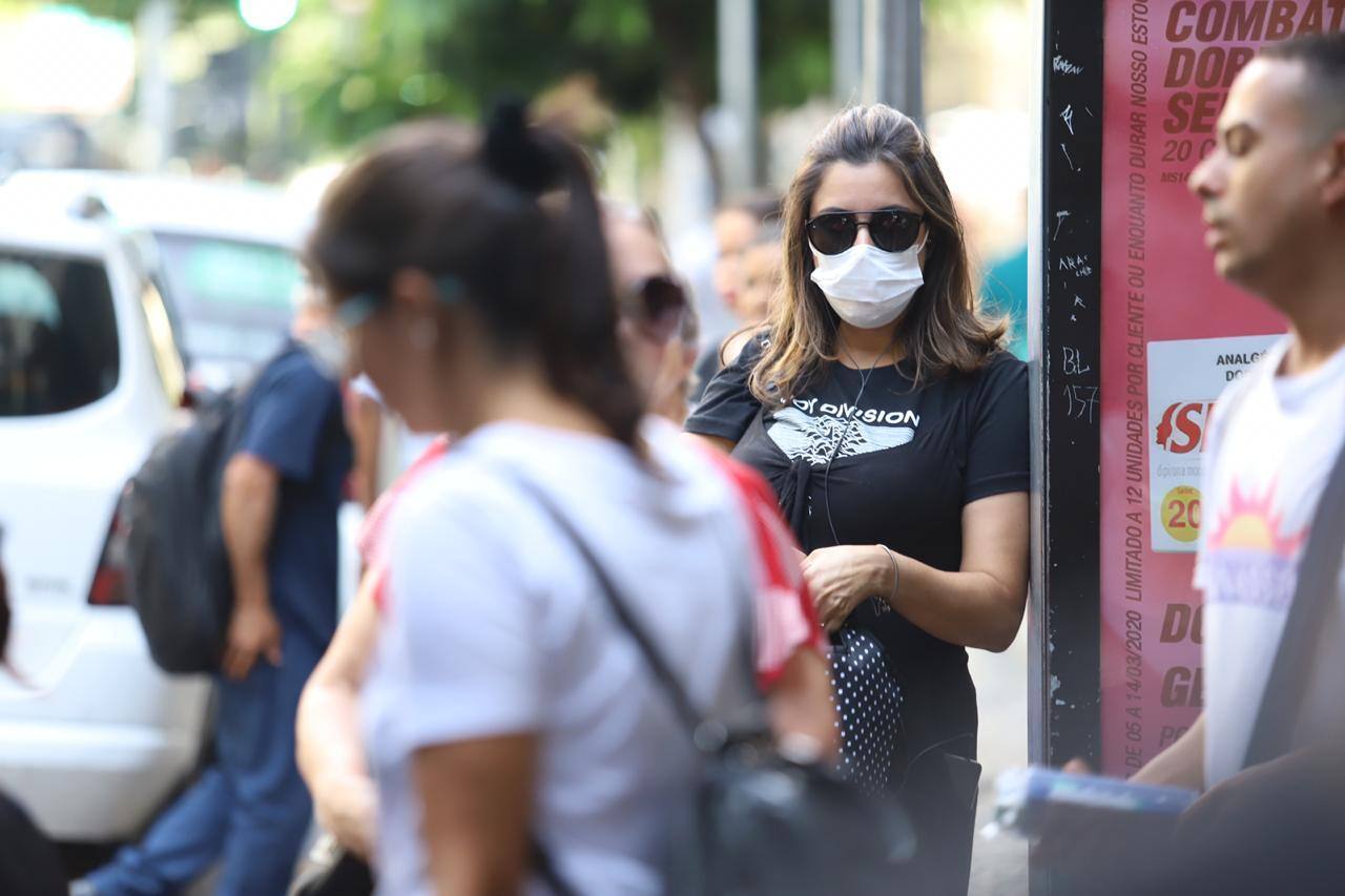 Pessoas circulam de máscara pelas vias do Centro da capital mineira