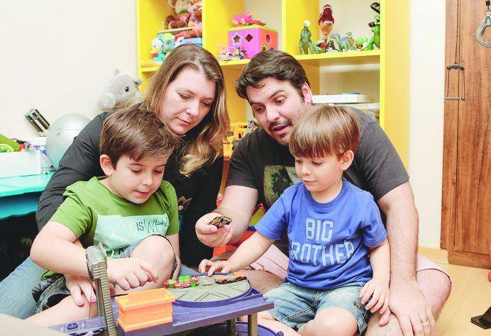 Joanna e Bruno com os filhos, Luca e Pedro: fazendo as crianças se colocarem no lugar do outro Joanna e Bruno com os filhos, Luca e Pedro: fazendo as crianças se colocarem no lugar do outro