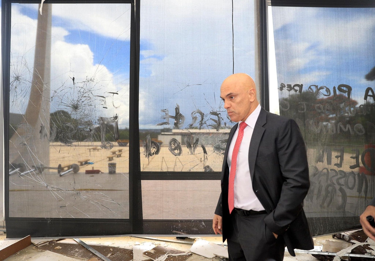 Ministro Alexandre de Moraes avalia estragos após vandalismo no STF