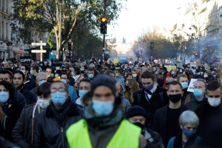 Milhares protestam contra lei de segurança na França, abalada pela violência policial