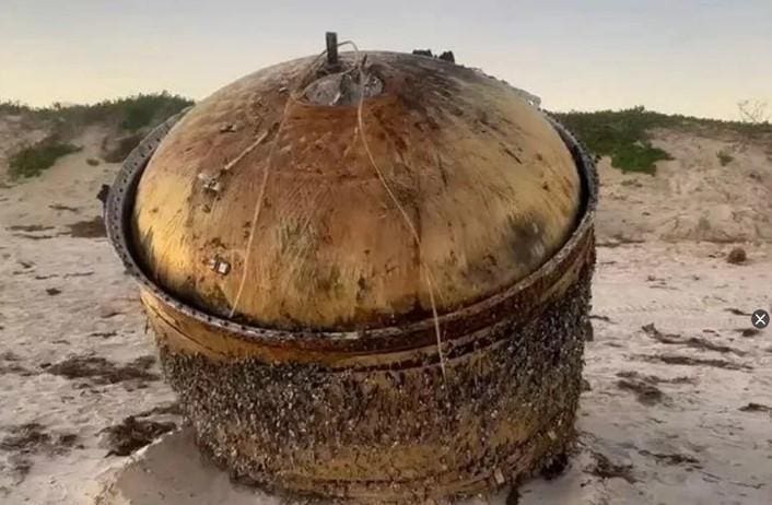Enorme objeto cilíndrico apareceu em praia na Austrália e deixa pessoas curiosas e autoridades sem respostas
