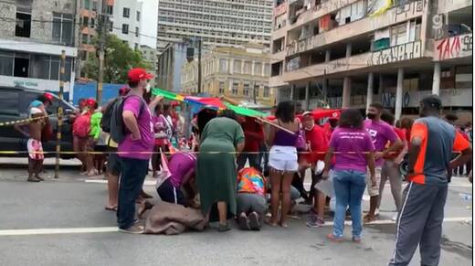 Manifestantes tentam acudir mulher que foi atropelada durante protesto contra Bolsonaro no Recife
