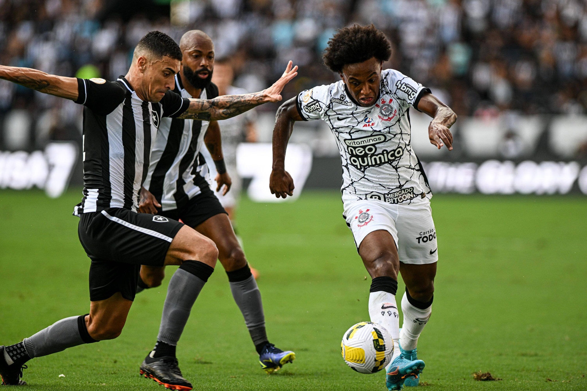 Willian (d) do Corinthians disputa lance com Sampaio - Partida entre Botafogo e Corinthians, válida pela 1ª rodada do Campeonato Brasileiro Série A 2022, realizada no estádio Engenhão, no Rio de Janeiro, na tarde deste domingo.