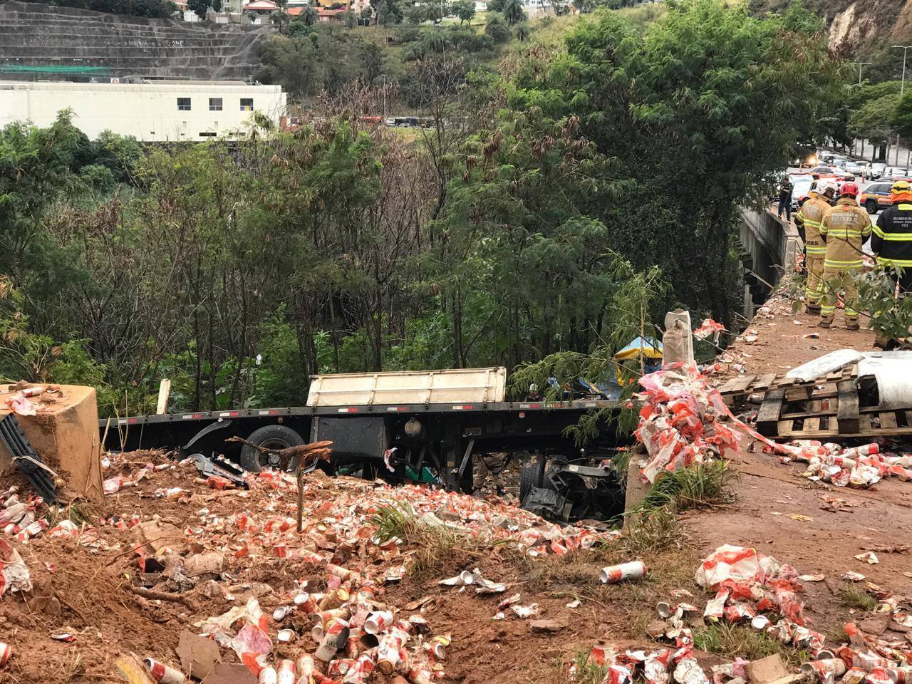 Carreta carregada com cerveja perdeu o controle e saiu da pista na BR-356, próximo ao Ponteio