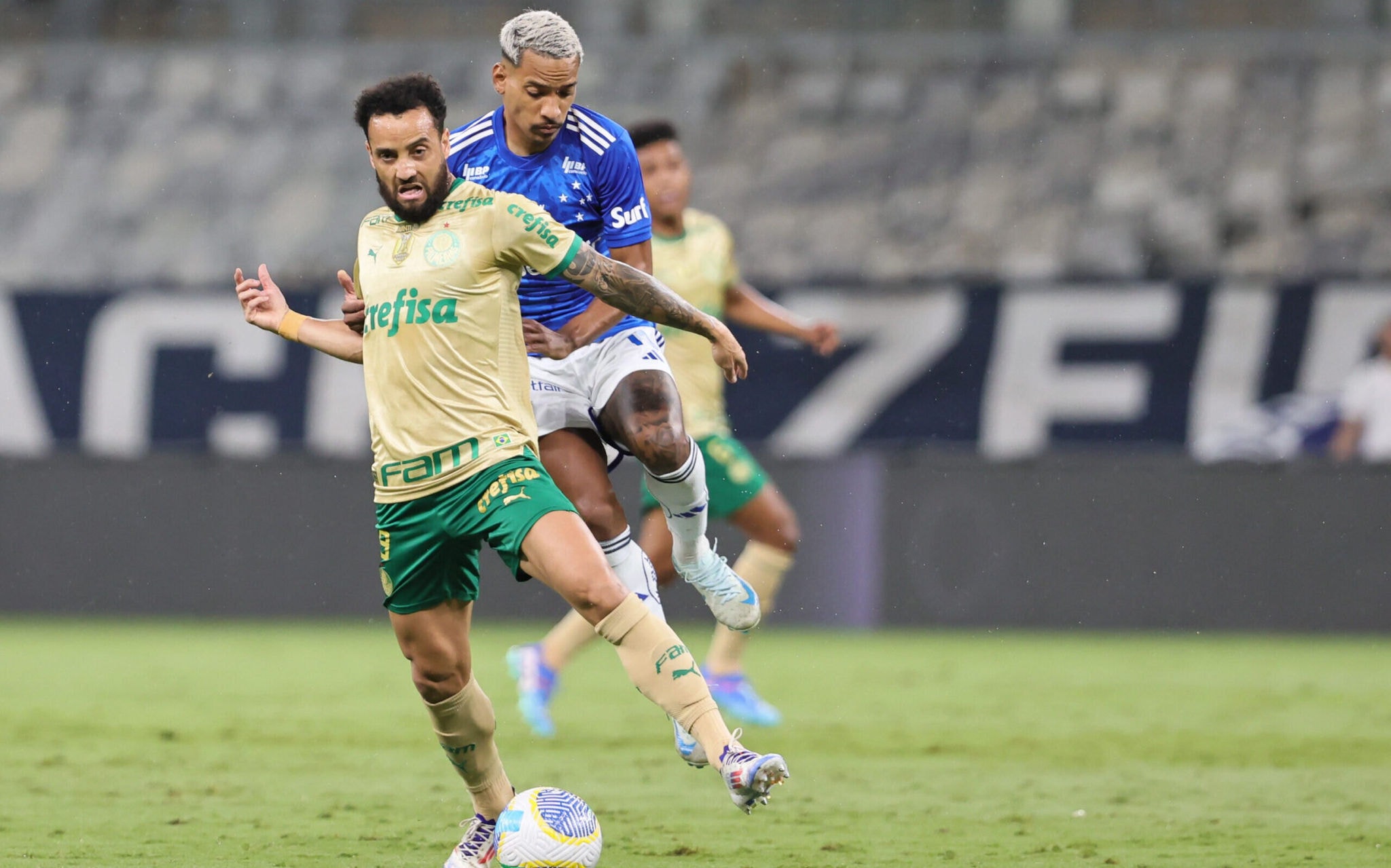 Jogo entre Cruzeiro e Palmeiras no ano passado, no Mineirão, foi disputado com portões fechados (Foto: Gilson Lobo/AGIF)