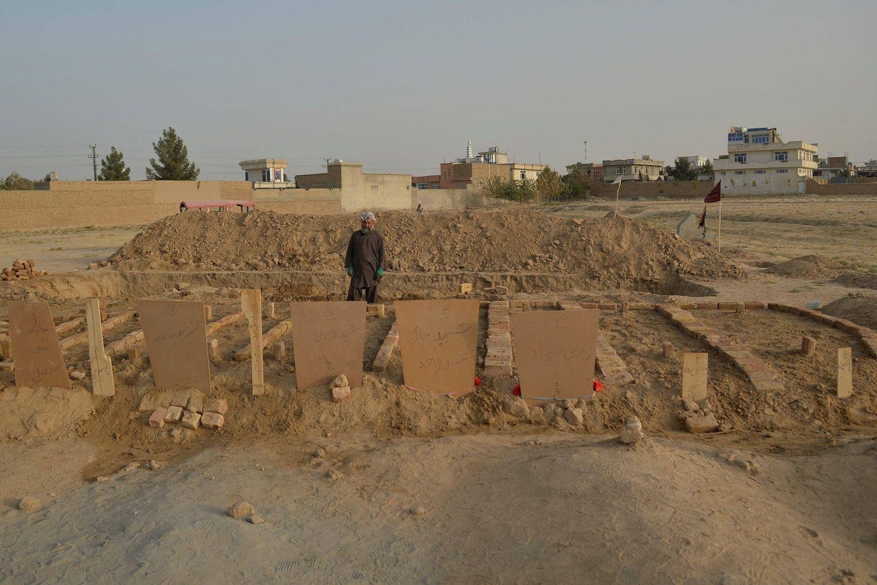 Neste sábado, um  cemitério de Kunduz, no norte do Afeganistão, acolheu os funerais das vítimas do atentado que o EI cometeu contra uma mesquita xiita, e que deixou ao menos 60 mortos