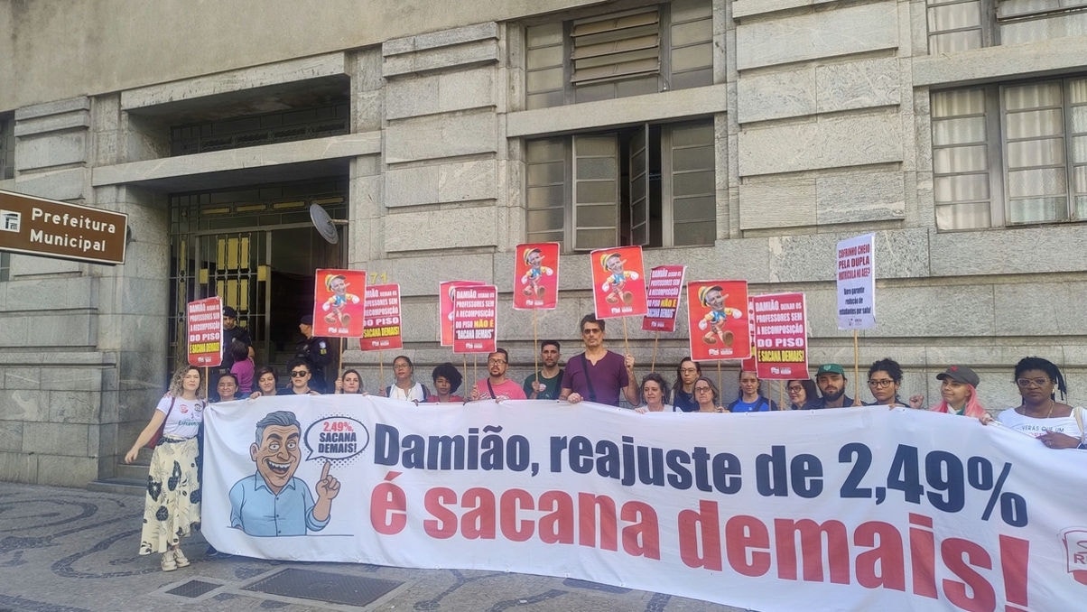 Professores protestam na porta da Prefeitura de Belo Horizonte 