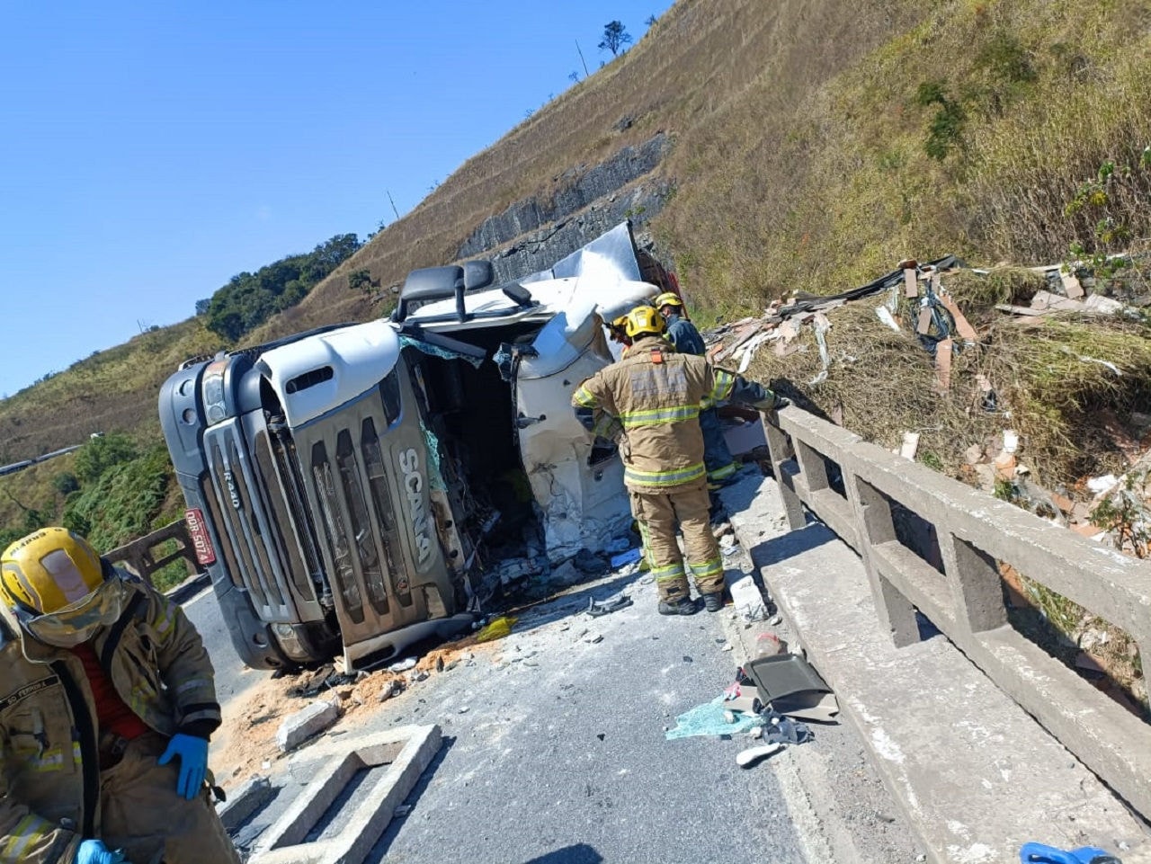 O motorista ficou preso entre as ferragens e a mureta da via