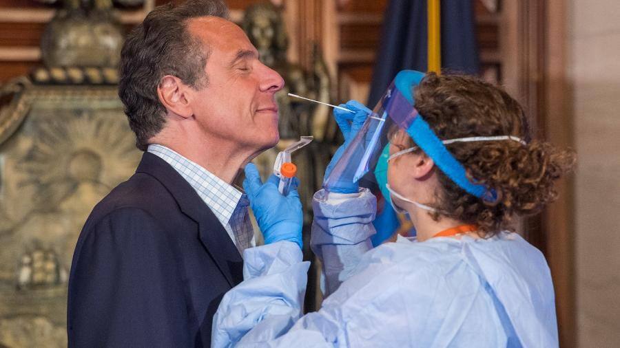 O governador de NY, Andrew Cuomo, fazendo o teste ao vivo na TV