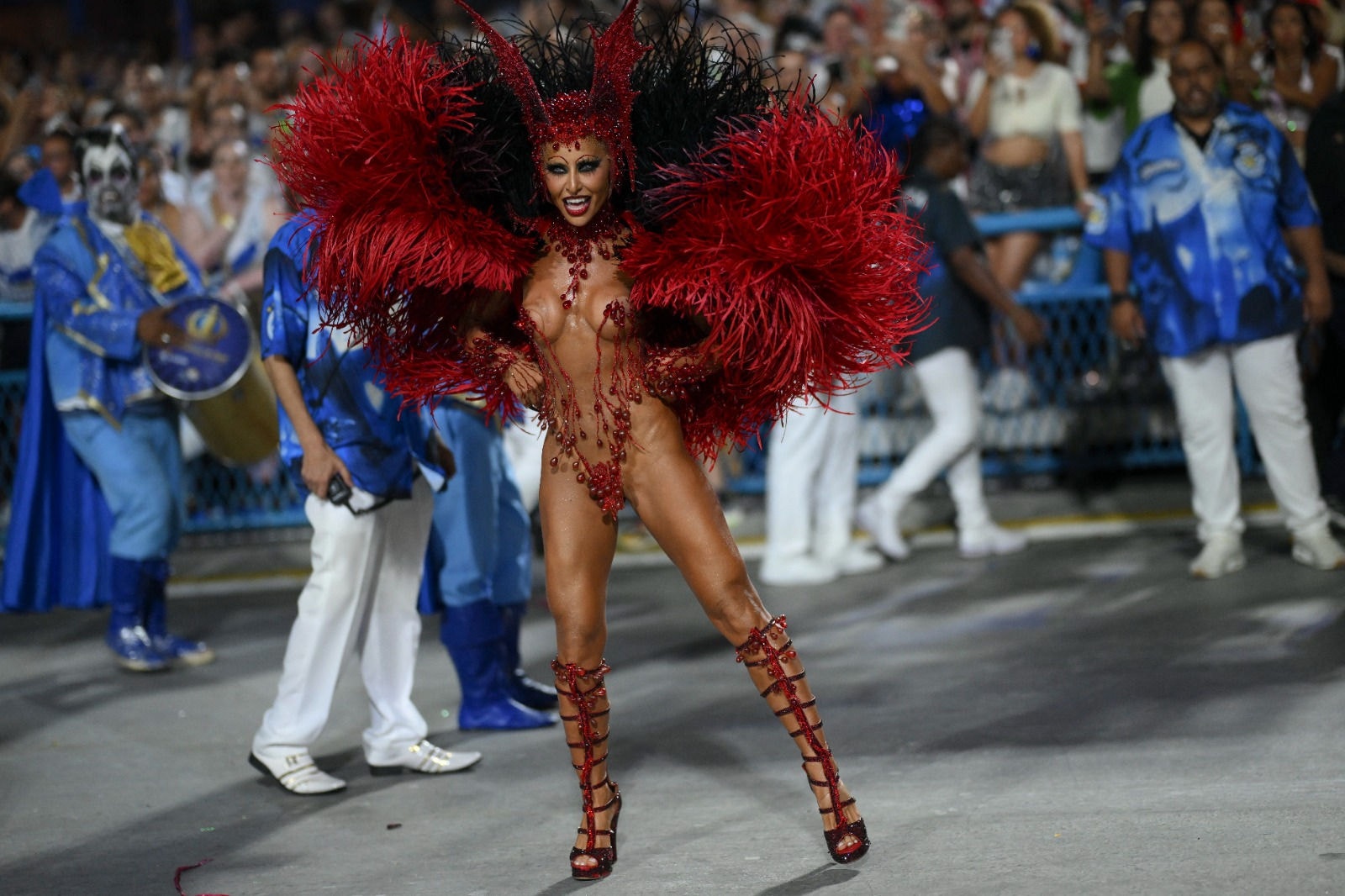 Sabrina Sato 'encarnou' uma vampira no desfile da Vila Isabel 