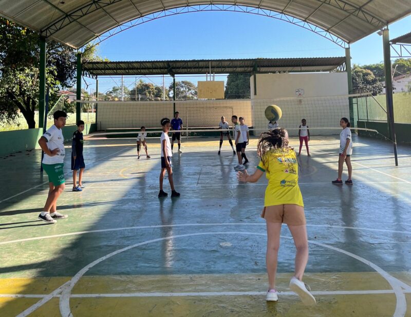 Presença feminina cresce no vôlei da AEESB e reforça que o esporte é para todos