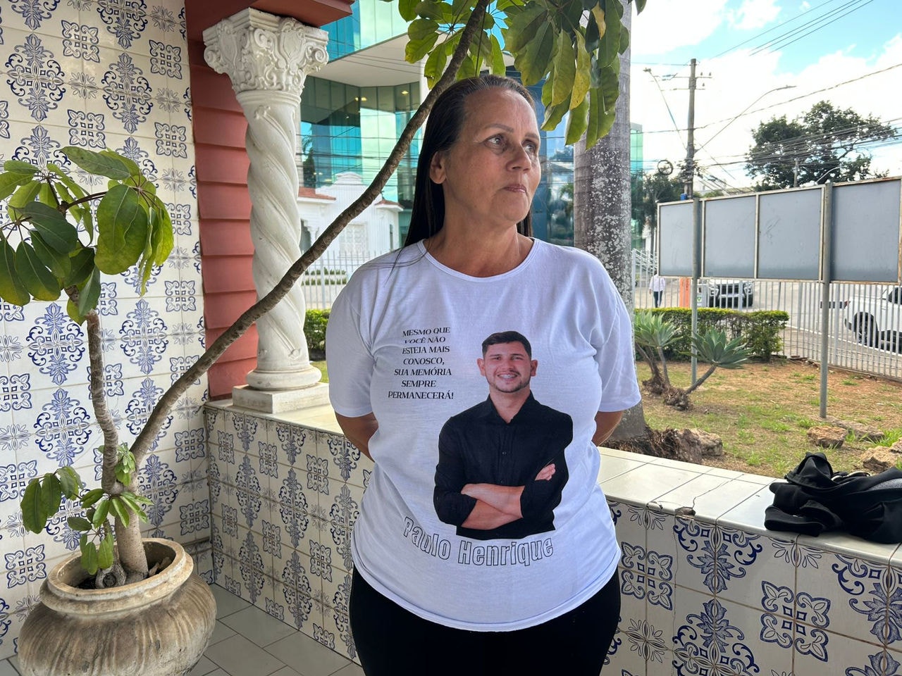 Mãe da vítima acompanhou a coletiva usando uma camisa do filho com dizeres “Mesmo que você não esteja mais conosco, sua memória sempre permanecerá”