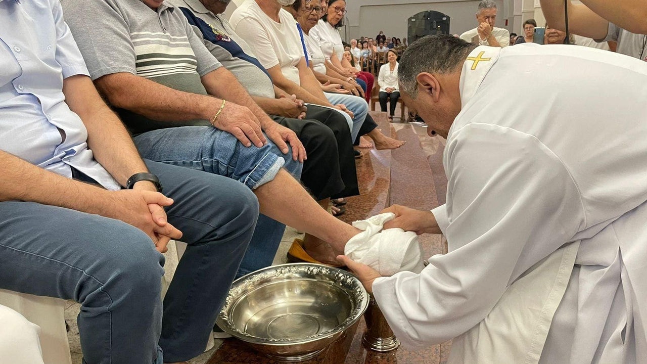 Cerimônia de lava-pés é tradição na Quinta-Feira Santa