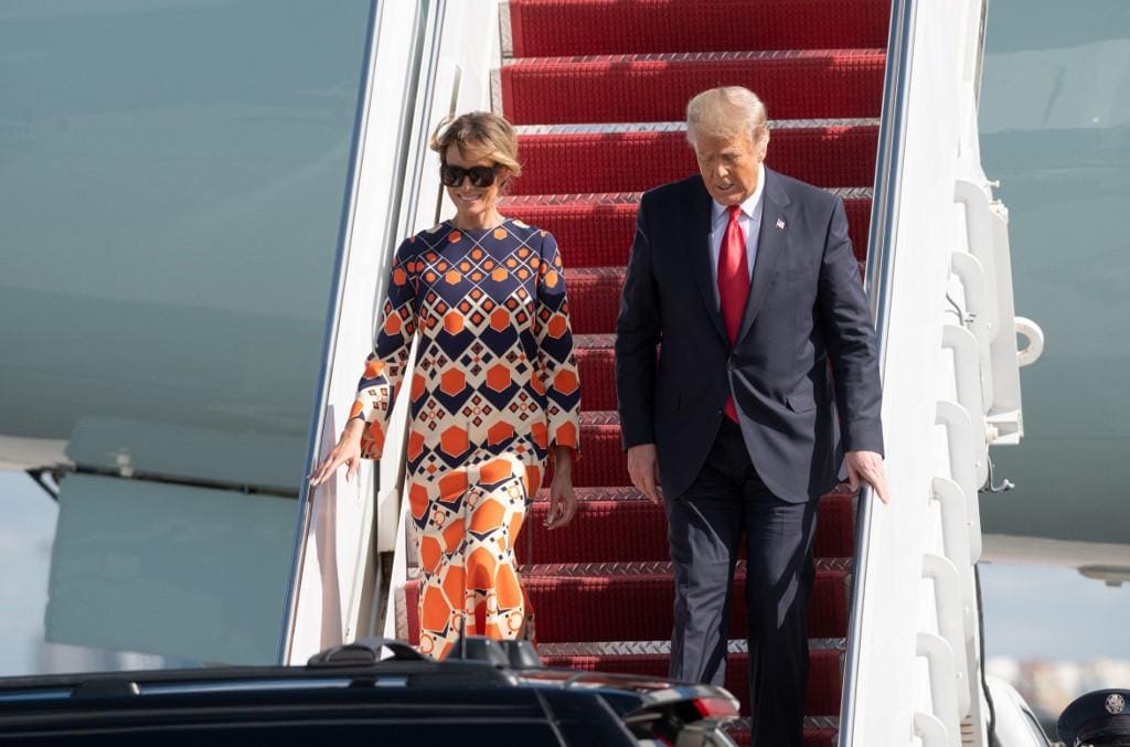 Melania e Trump chegando à Flórida