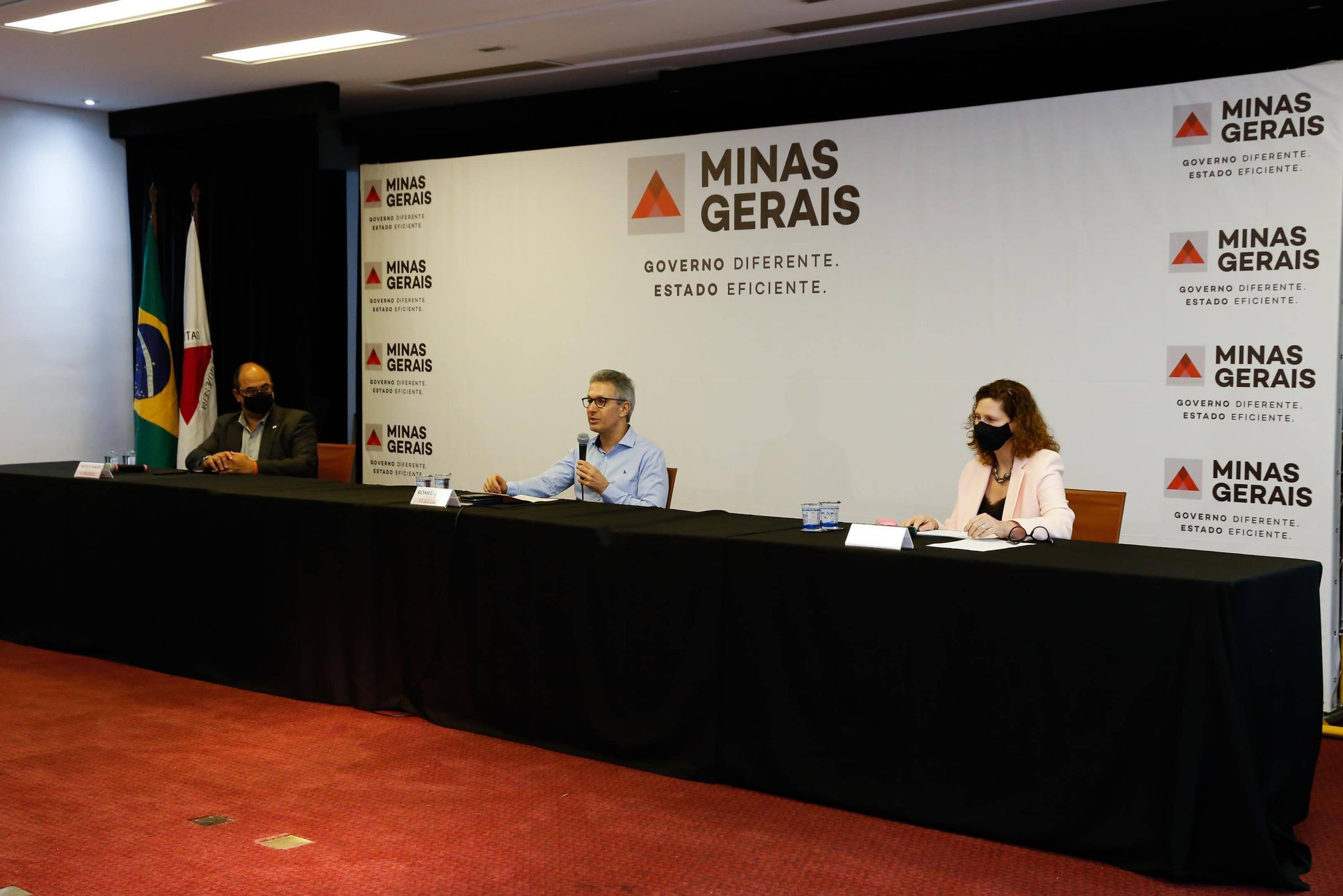 No lançamento do Renda Minas, o governador Romeu Zema (Novo) e a secretária Elizabeth Jucá, que afirmaram que o pagamento seria iniciado em outubro
