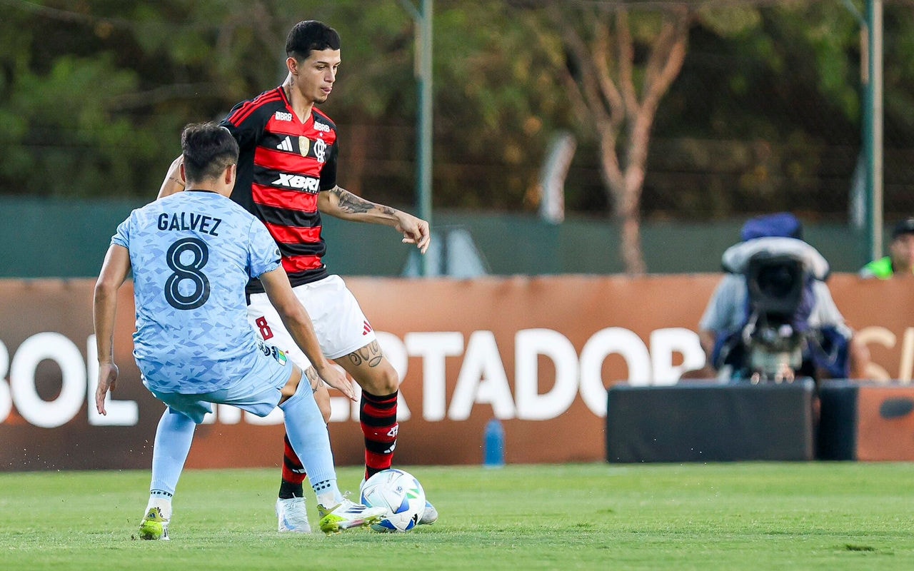 Jogadores de Flamengo e O'Higgins disputam a bola na Libertadores Sub-20 (Foto: Divulgação/Conmebol)