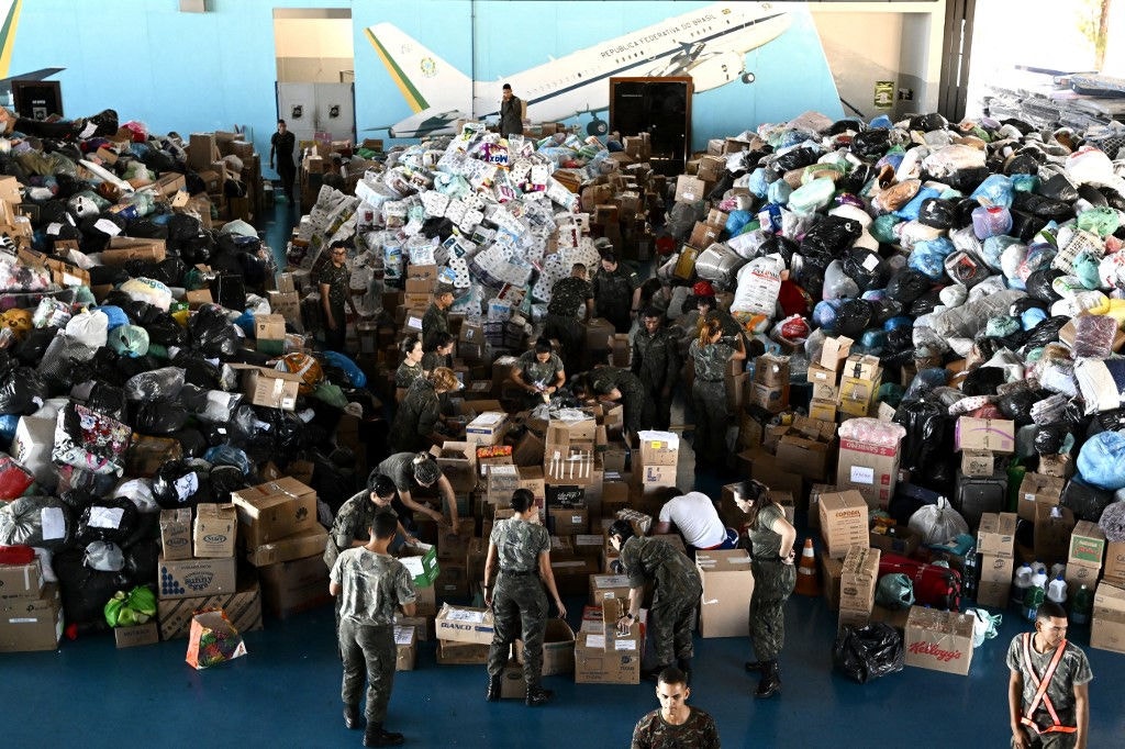 Peças de vestuários, alimentos e bebidas doados por moradores do DF e deixados na Base Aérea de Brasília, de onde serão levados para o Rio Grande do Sul