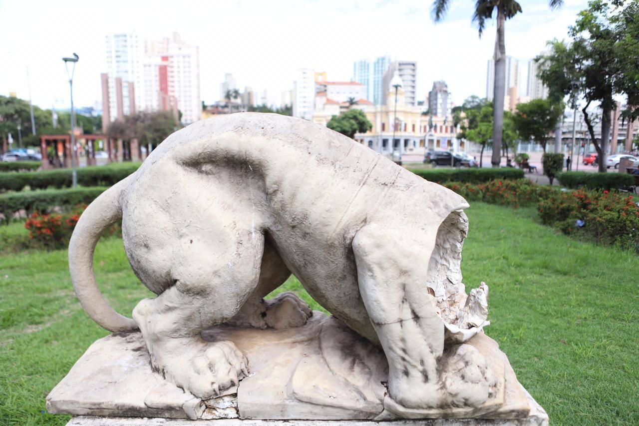 Estátua de tigre foi destruída em abril, restauração vai custar R$ 45000 - Foto Ramon Bitencourt