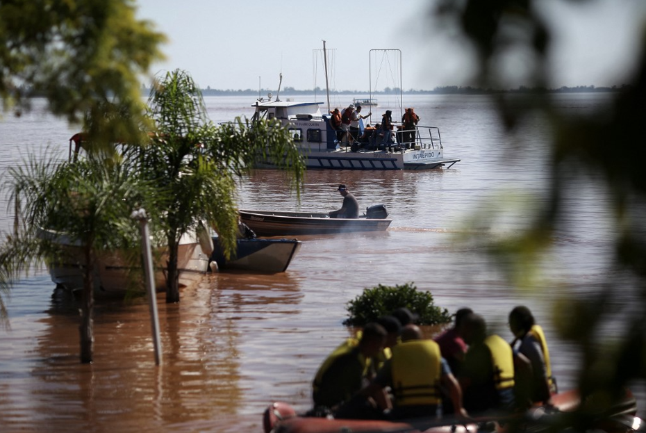 Várias embarcações são usadas para salvar pessoas em Porto Alegre