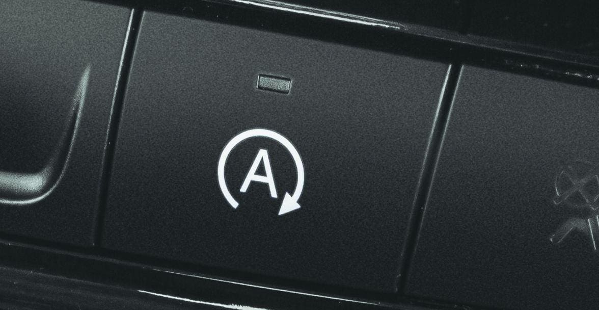 Certos modelos de carro trazem tecnologias úteis nesse sentido, como: sistema start-stop do motor e modo ‘Eco’ de condução