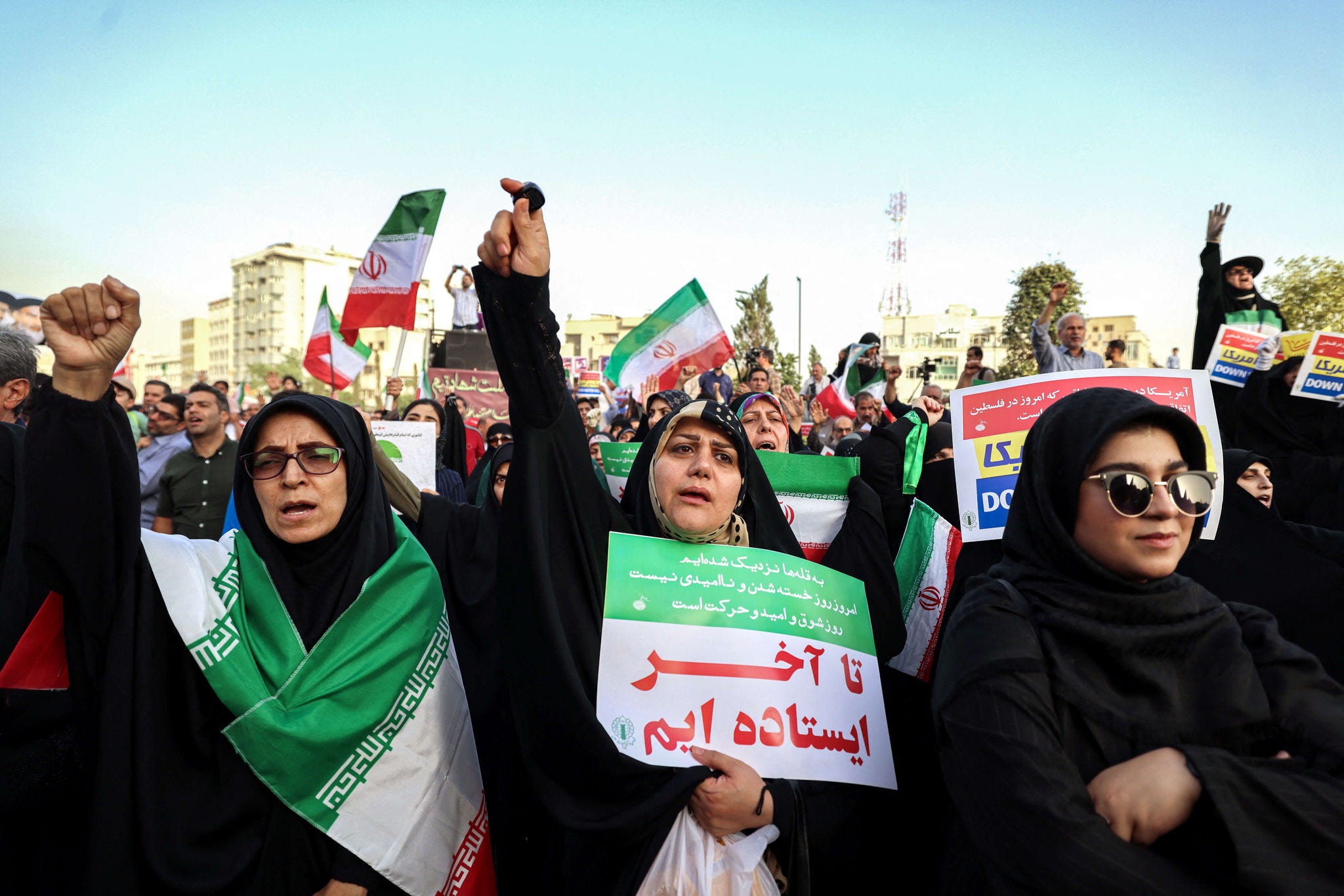 Iranianos entoam slogans e agitam bandeiras nacionais enquanto celebram um cessar-fogo entre Irã e Israel