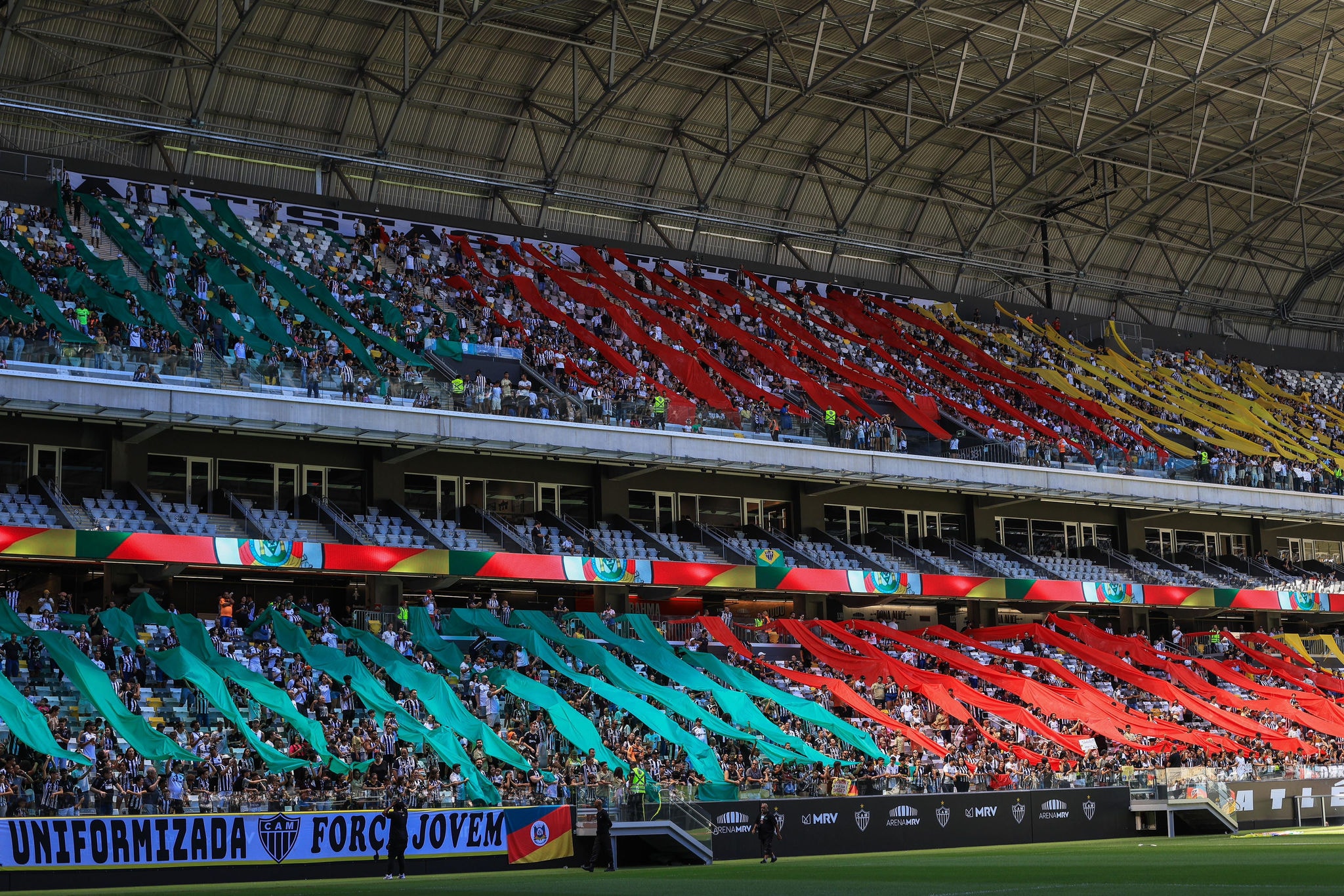 Torcida do Galo lota arena MRV no treino solidário e exibe as cores da bandeira do Rio Grande do Sul