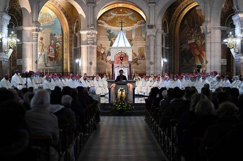 Clérigos franceses se reuniram em Lourdes para ouvir testemunhos e orar pedindo perdão pelo histórico de abuso sexual de menores na igreja francesa