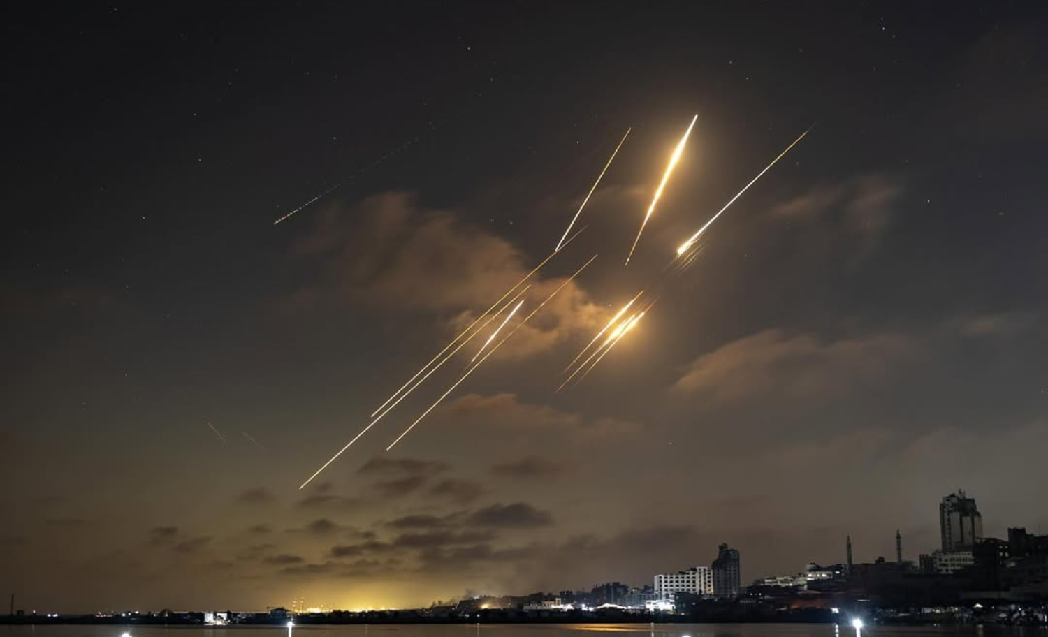Mísseis lançados do Irã em direção a Israel na noite de sexta-feira (13 de junho)