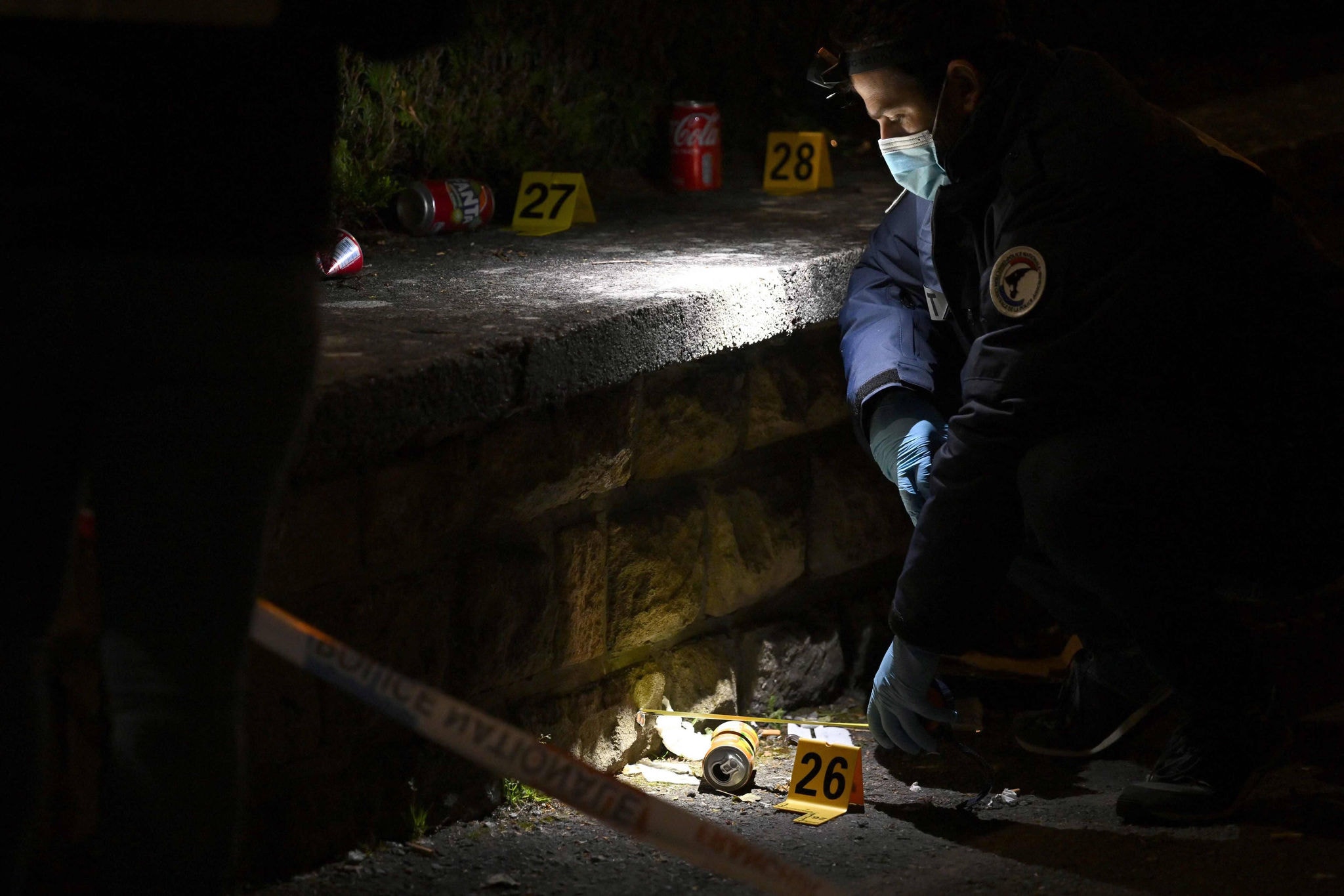 perícia no local do ataque do encapuzado na cidade de Villerupt na França