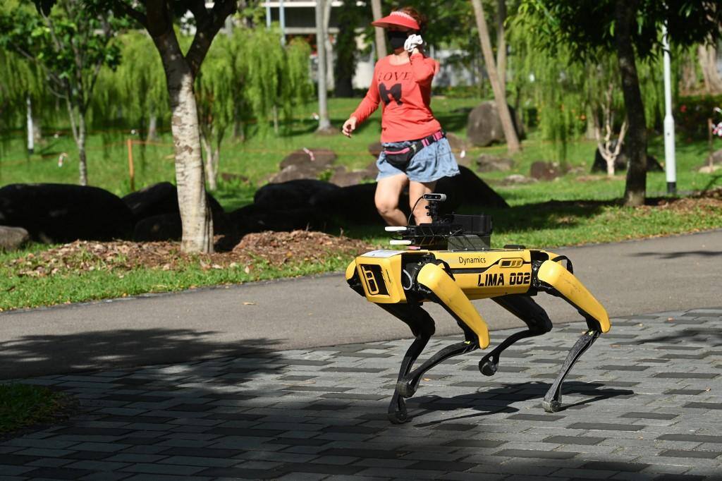 Coronavírus: em Singapura, cão-robô patrulha parques e escaneia pessoas