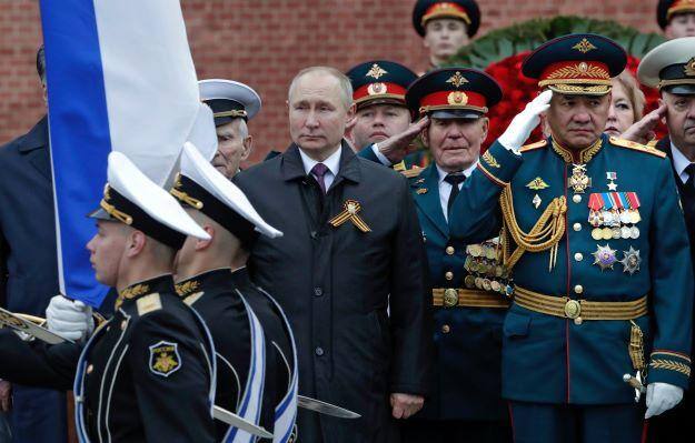 Rússia defenderá 'firmemente' seus interesses, diz Putin durante desfile militar