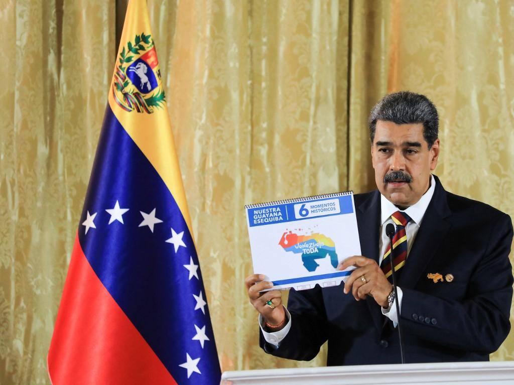 Nicolas Maduro mostra mapa da Venezuela com Essequibo anexada