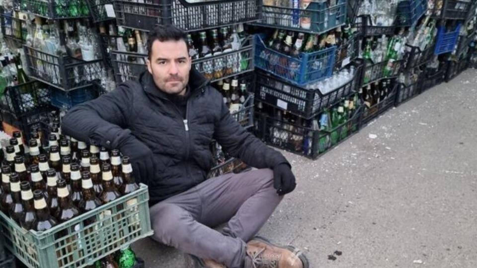 Deputado Arthur do Val, o Mamãe Falei, posa em frente a pilha de coquetéis molotov, na Ucrânia