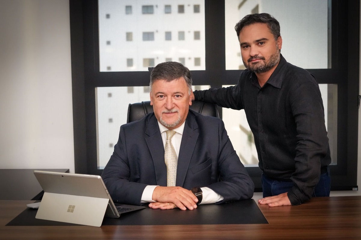 CEO do ByeBnk, Bruno Capelao, e CEO do Saint Joseph Group, Emilio Volz (de gravata)