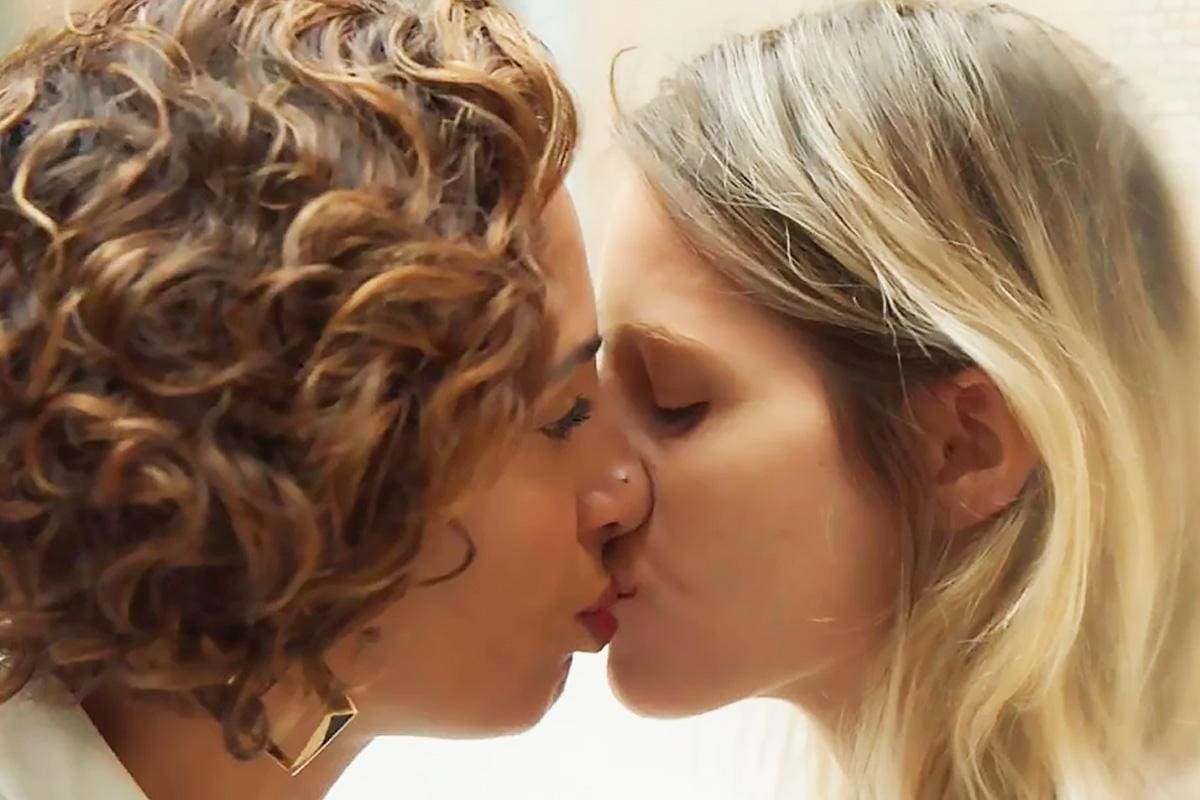 Beijo de Olga (Camila Pitanga) e Ivona (Elisa Volpatto) foi censurado em episódio de Aruanas