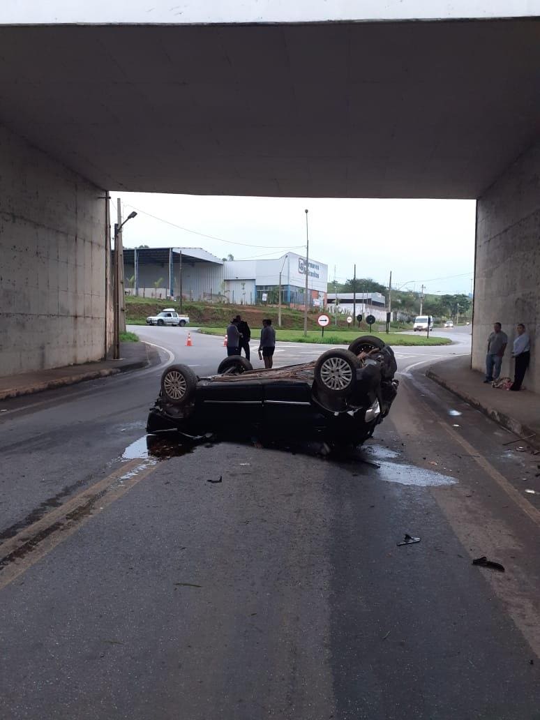 Carro ficou capotado