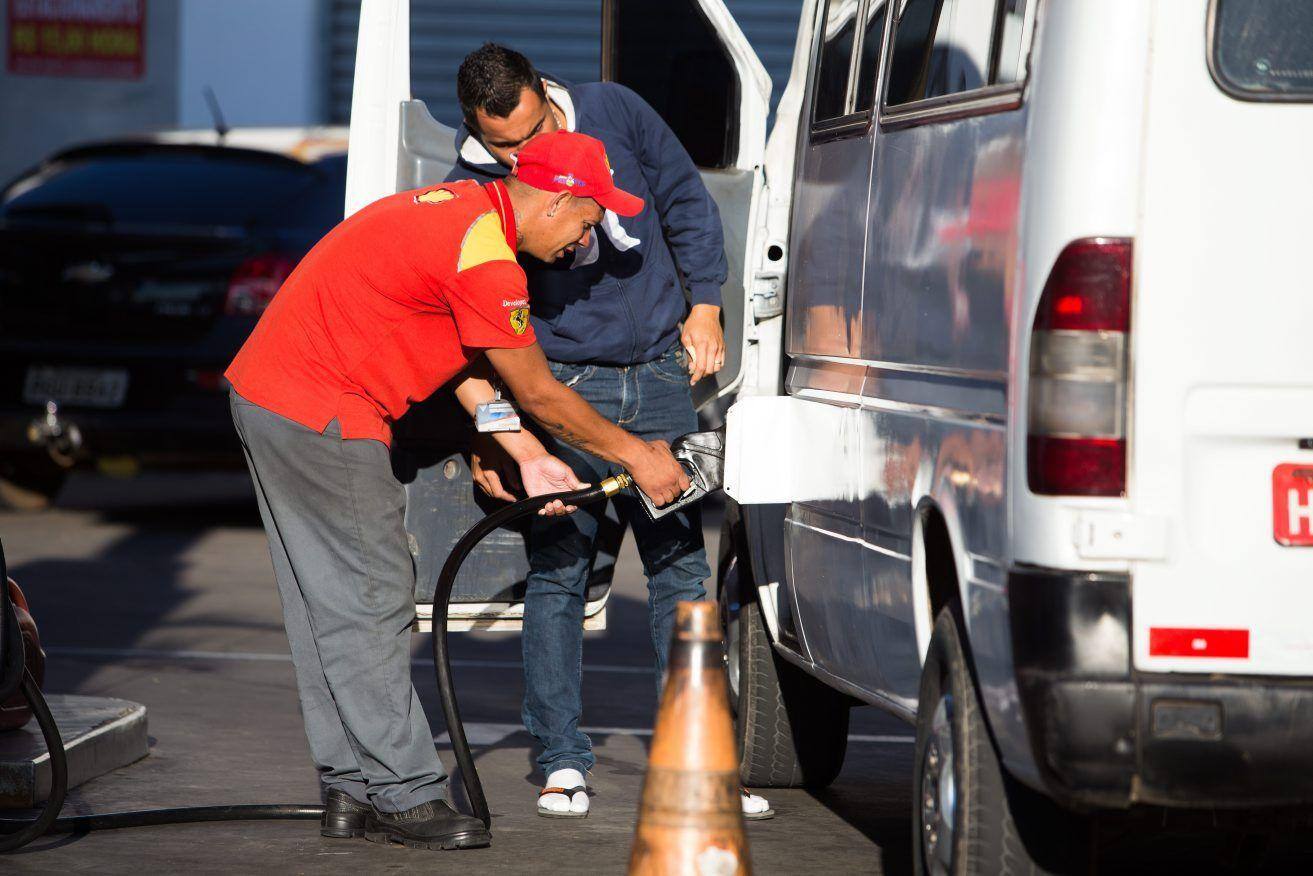 ECONOMIA - BELO HORIZONTE - MG  DIA MUNDIA SEM IMPOSTOS   VARIOS MOTORISTAS SE CONCENTRARAM NO POSTO PICA PAU NA VIA EXPRESSA PARA ABASTECER VEICULOS SEM COBRANÃ A DE IMPOSTOS  FOTO MOISES SILVA / O TEMPO 2452018