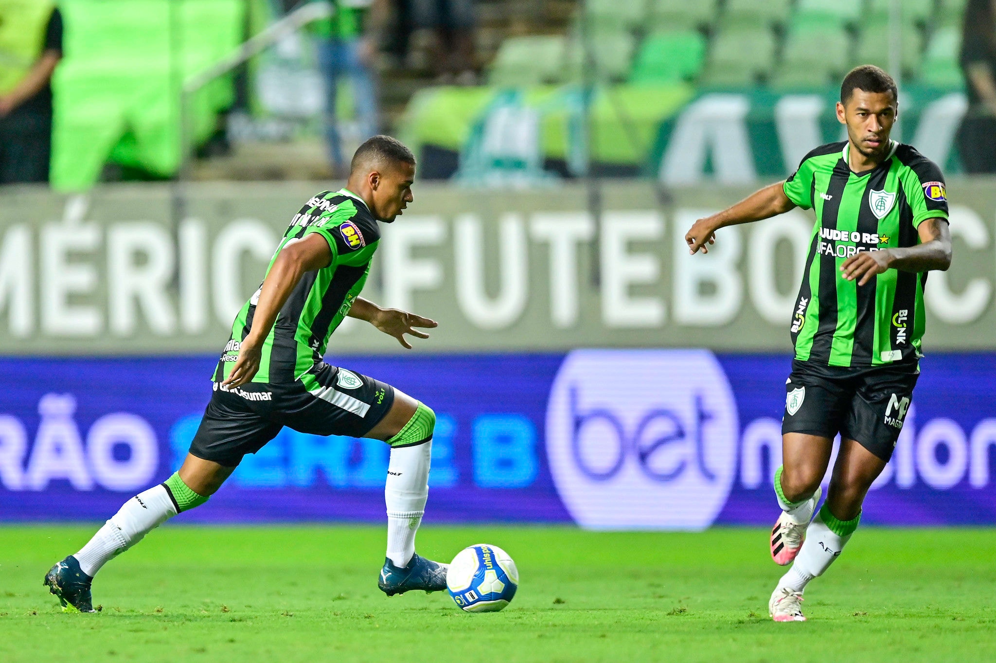Renato Marques e Fabinho devem seguir no time titular do América para enfrentar a Ponte Preta