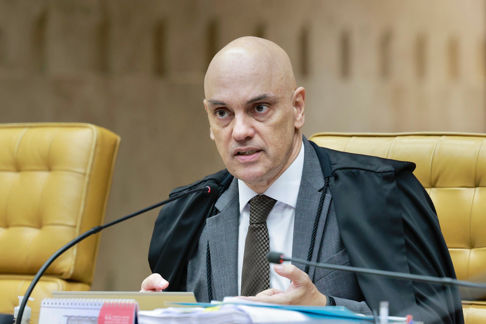 O ministro Alexandre de Moraes (foto) apontou risco à investigação e desrespeito às ordens do STF ao manter prisão de Marcelo Câmara, ex-assessor de Bolsonaro