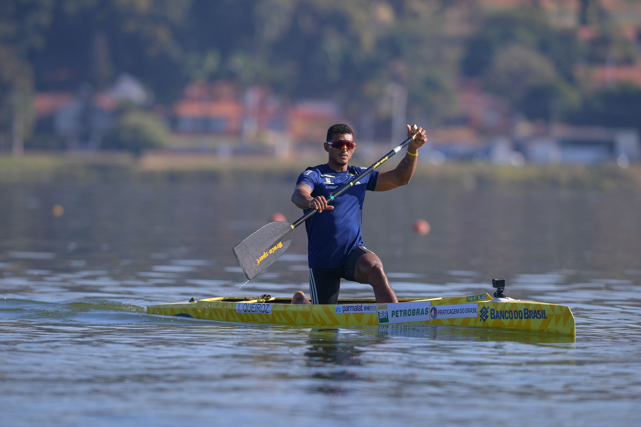Isaquias Queiroz durante treino em Lagoa Santa antes de viajar para Paris