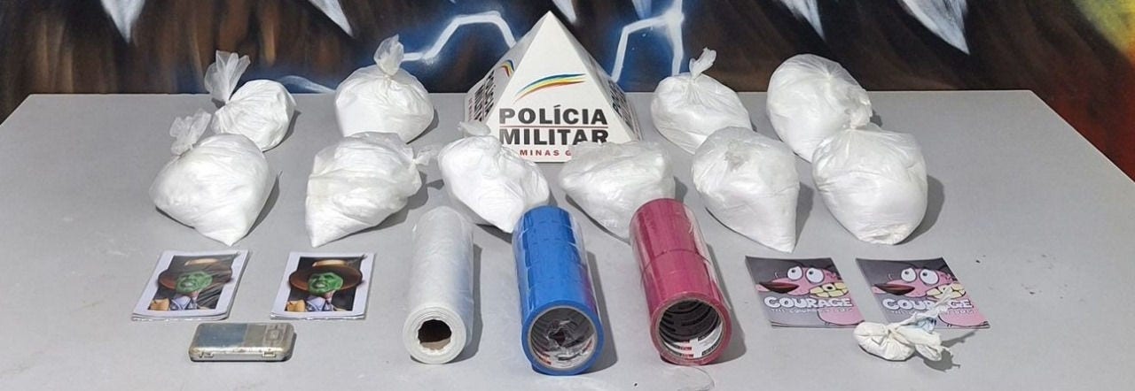 Foram encontradas dez sacolas com cocaína, uma balança de precisão, rolos de fita adesiva, embalagens plásticas e adesivos do personagem “Máskara”, usado como marca por uma facção criminosa.