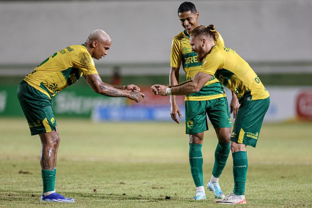 Jogadores do Cuiabá comemoram gol diante do Mixto