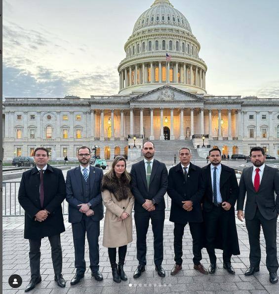 Foto publicada no Instagram de Eduardo Bolsonaro em frente ao Capitólio: a sede do Congresso dos EUA foi invadida em 6 de janeiro de 2021 por apoiadores de Donald Trump para tentar interromper a transição e, consequentemente, a posse do atual presidente, o democrata Joe Biden