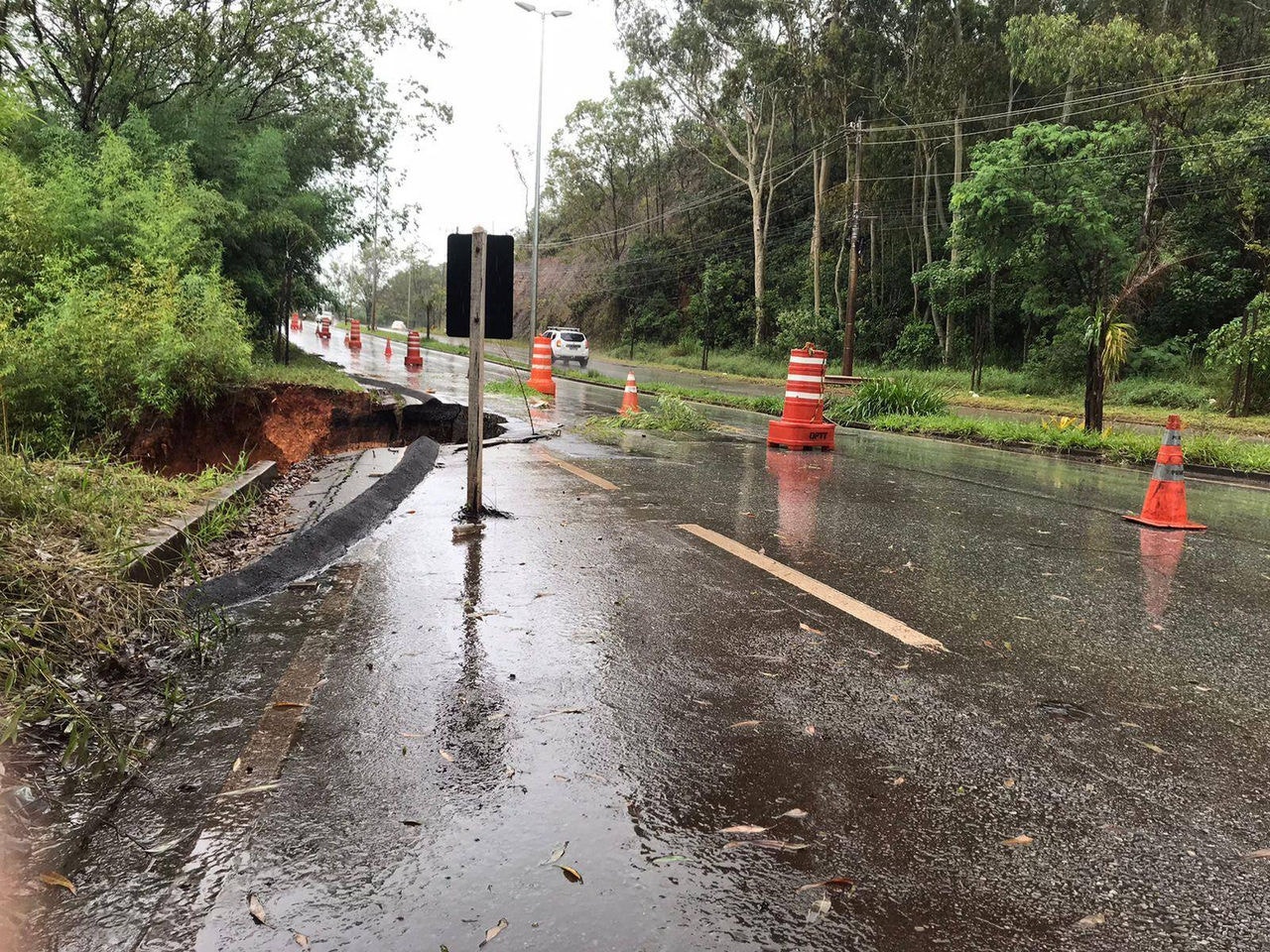 Asfalto cedeu na trincheira na estrada de Nova Lima