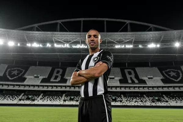O Botafogo anunciou a contratação do lateral-esquerdo Fernando Marçal, de 33 anos