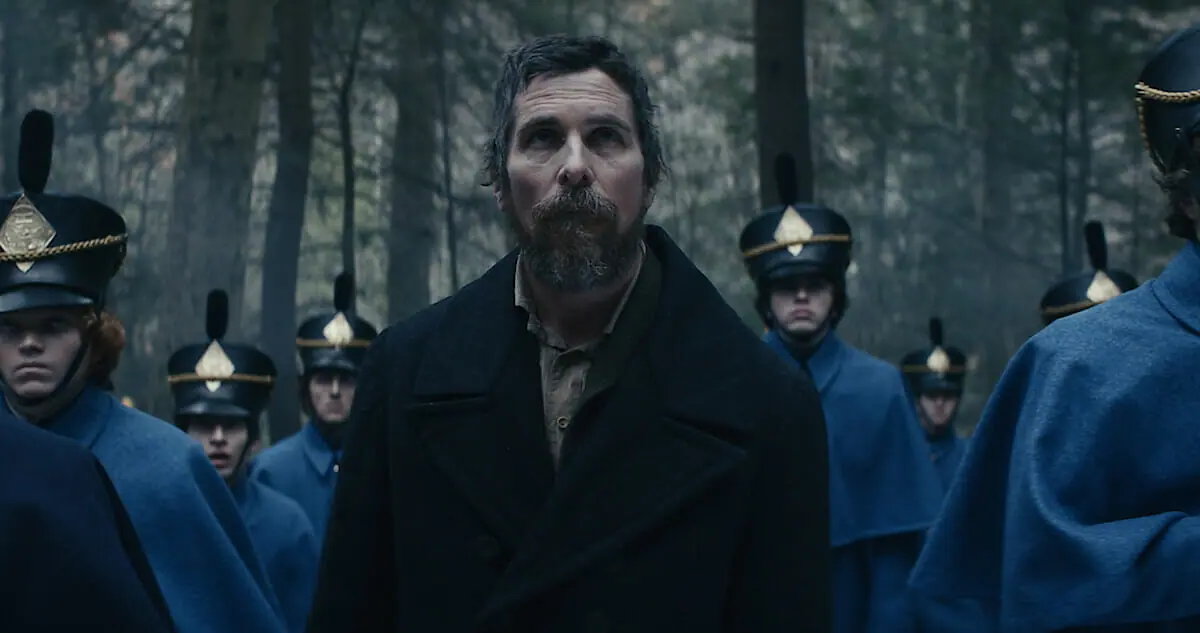 Filme da Netflix com Christian Bale entrega mistério, rituais e reviravolta chocante