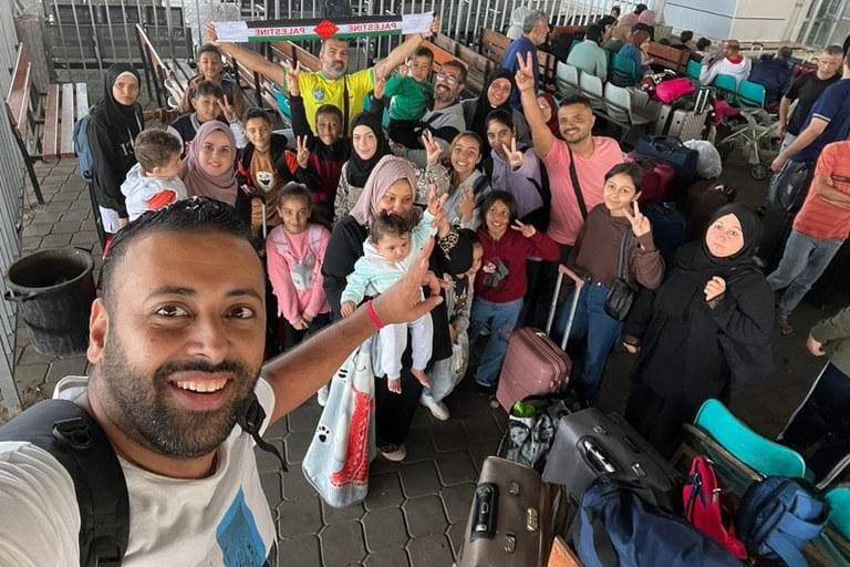 Grupo de brasileiros em meio à guerra no Oriente Médio deixou Gaza e seguiu para o Egito na manhã deste domingo (12)