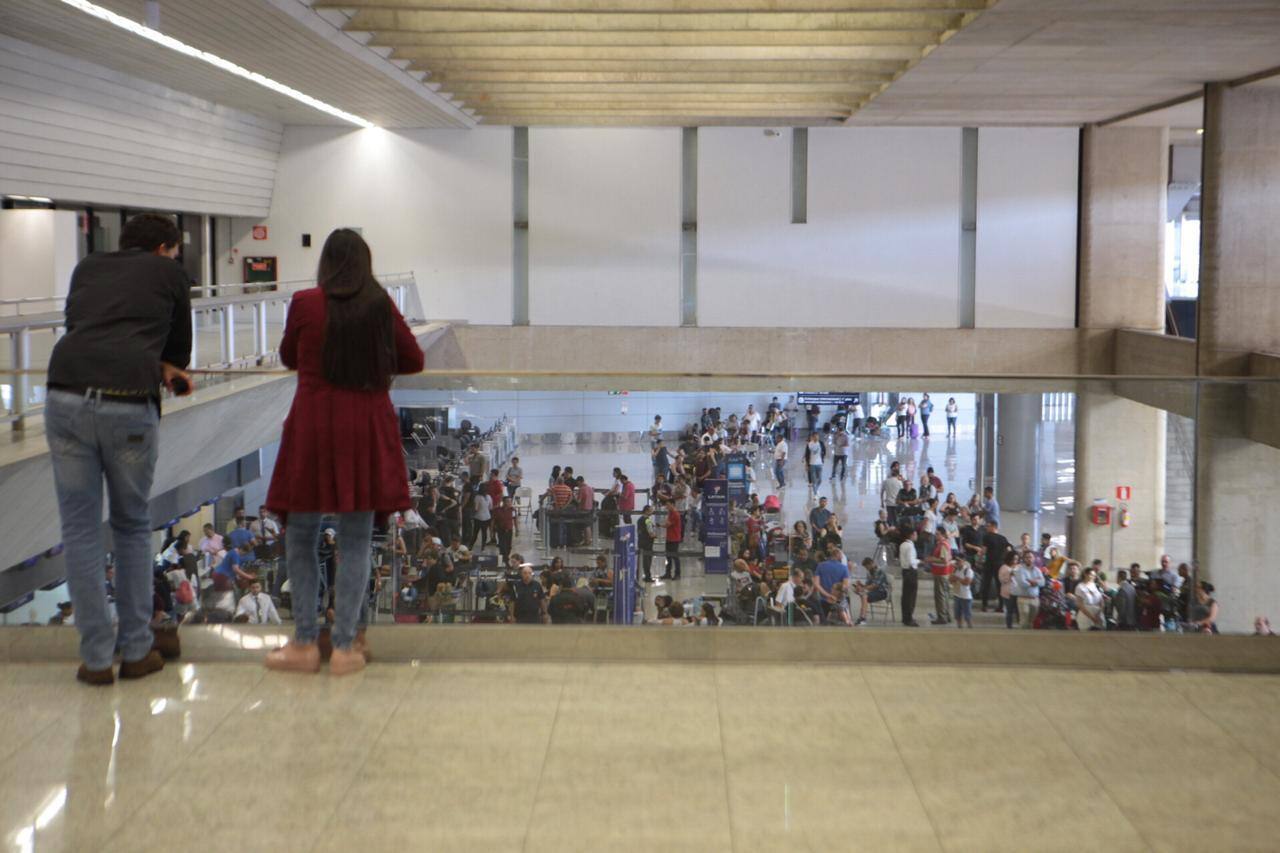 Aeroporto ficou lotado após cancelamento de voos