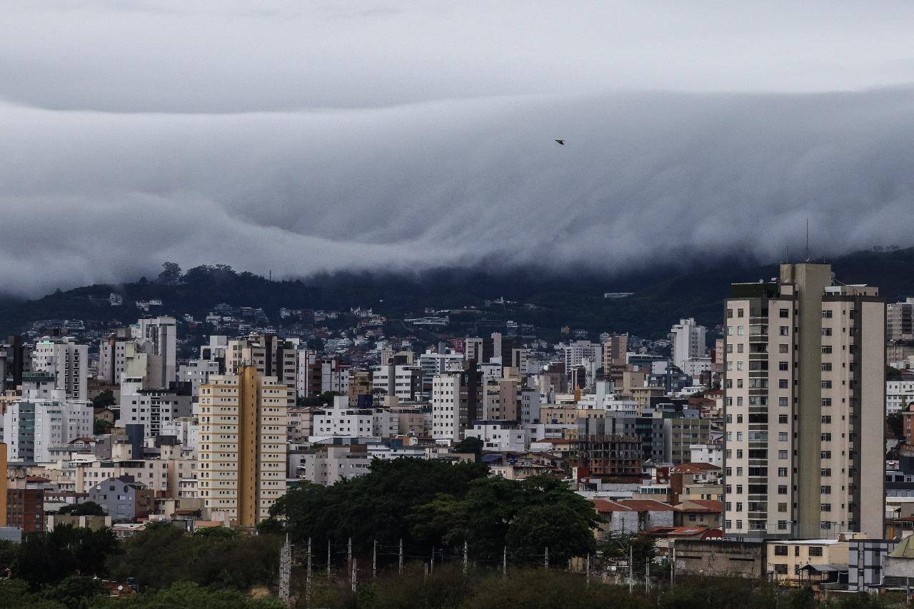 Camada de nuvem cobre a Serra do Curral em Belo Horizonte